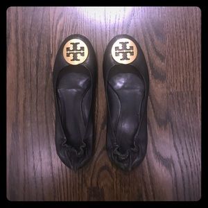Tory Burch Ballet Flat- black leather/gold logo